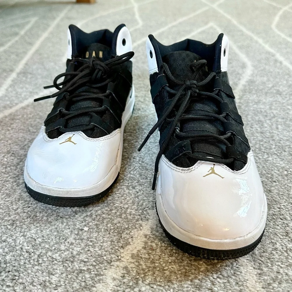 Jordan Max Aura White Black Kids 3Y High Top Sneakers